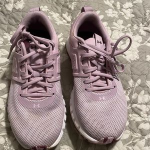 Ladies under armour tennis shoes